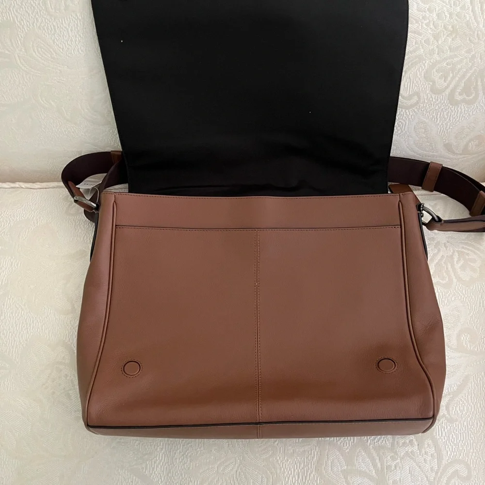 Houston Messenger leather briefcase with a large flap and a magnetic closure-NWT